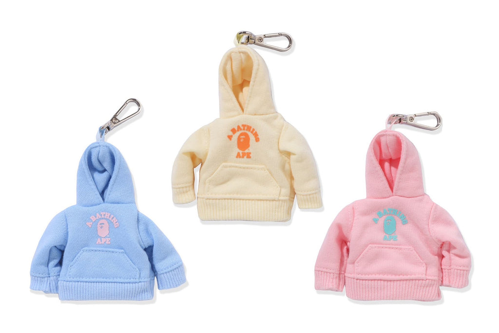 【A BATHING APE】3色展開 COLLEGE PULLOVER HOODIE KEY CHAIN A BATHING APE® College Pullover Hoodie Key Chain | Bape